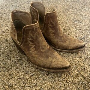 Size 9 Ariat western booties